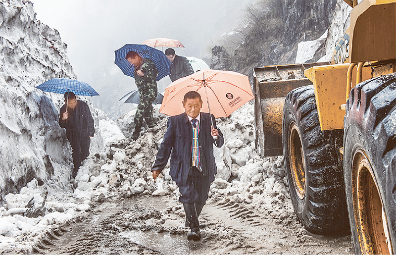 高德荣在独龙江公路推雪保通现场　王靖生／摄